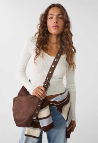 Bolso tipo cubo de ante sintético con detalle de correa