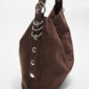 Bolso tipo cubo de ante sintético con detalle de correa