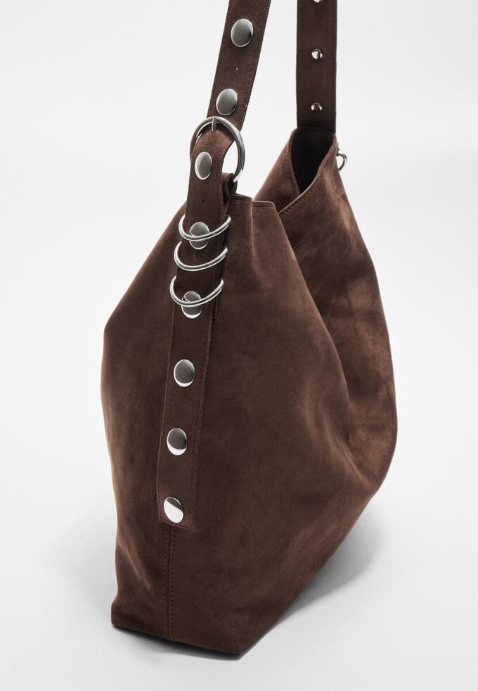 Bolso tipo cubo de ante sintético con detalle de correa