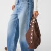 Bolso tipo cubo de ante sintético con detalle de correa