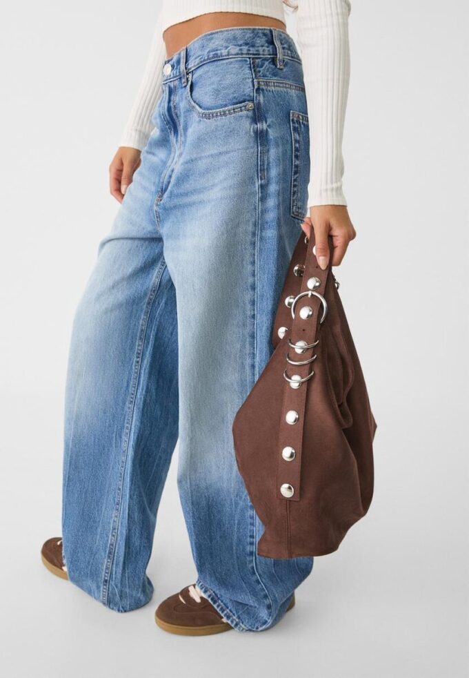 Bolso tipo cubo de ante sintético con detalle de correa