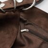 Bolso tipo cubo de ante sintético con detalle de correa