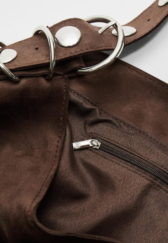 Bolso tipo cubo de ante sintético con detalle de correa
