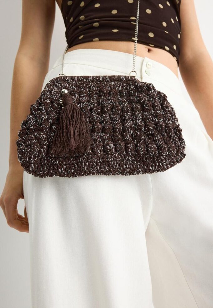 Bolso tipo cubo de ganchillo con hilo metalizado Bolso tipo cubo de ganchillo con hilo metalizado