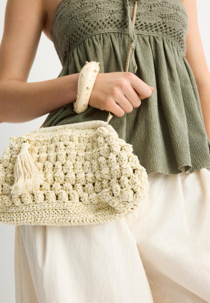 Bolso tipo cubo de ganchillo con hilo metalizado Bolso tipo cubo de ganchillo con hilo metalizado
