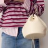 Bolso tipo cubo rígido con ojales Bolso tipo cubo rígido con ojales