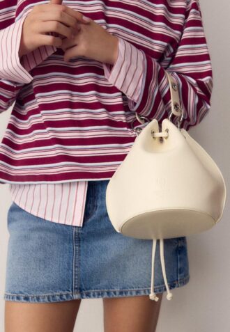 Bolso tipo cubo rígido con ojales