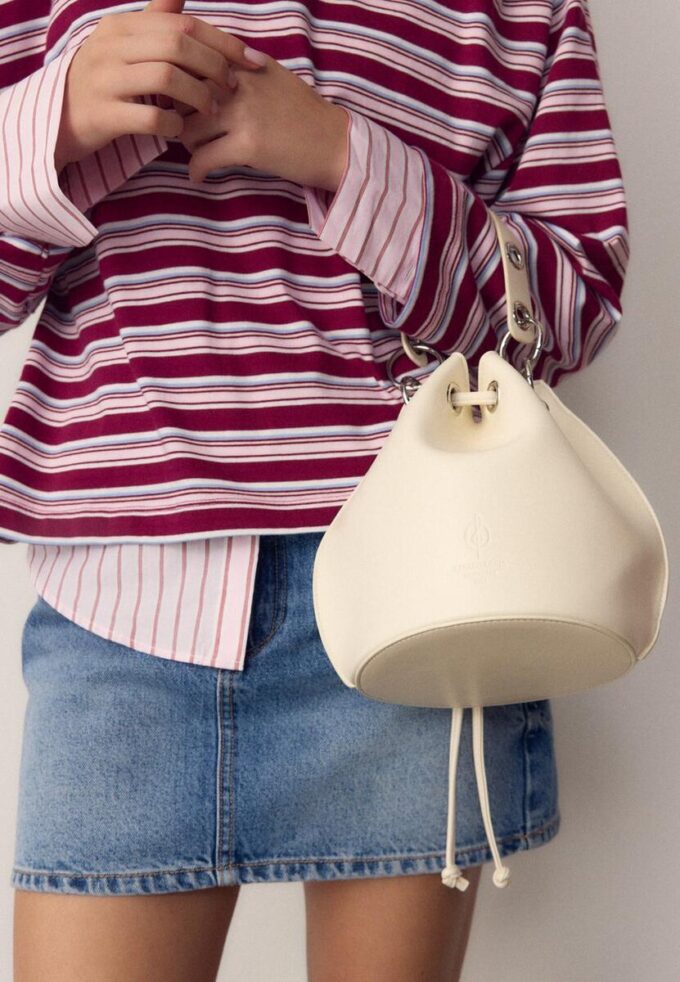 Bolso tipo cubo rígido con ojales Bolso tipo cubo rígido con ojales