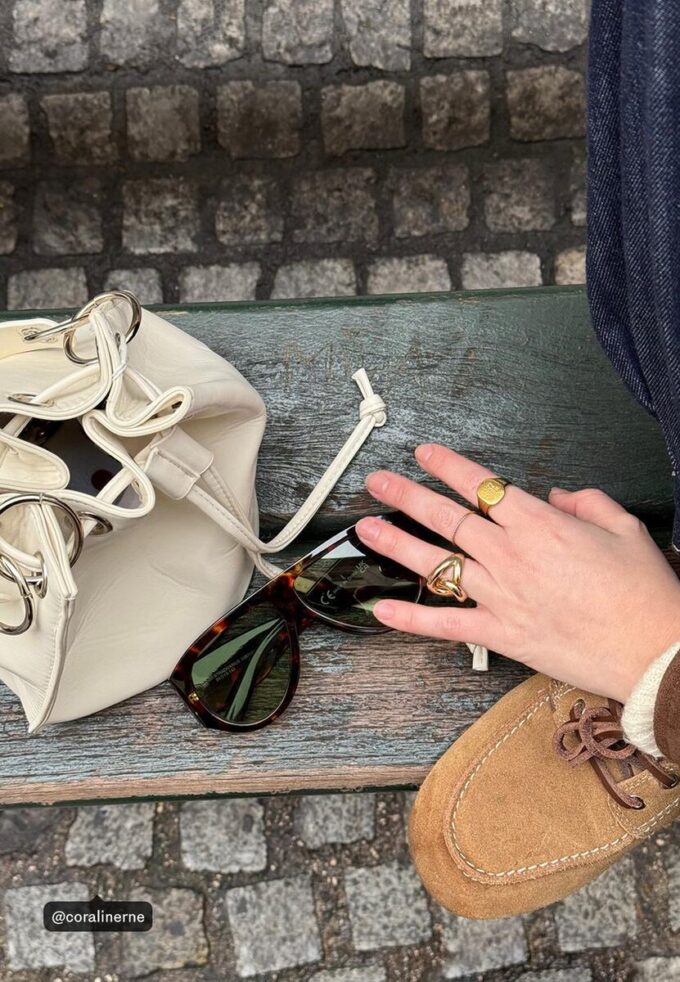 Bolso tipo cubo rígido con ojales Bolso tipo cubo rígido con ojales