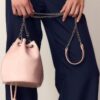 Bolso tipo cubo rígido con ojales Bolso tipo cubo rígido con ojales