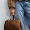 Bolso tote con asa metálica Bolso tote con asa metálica