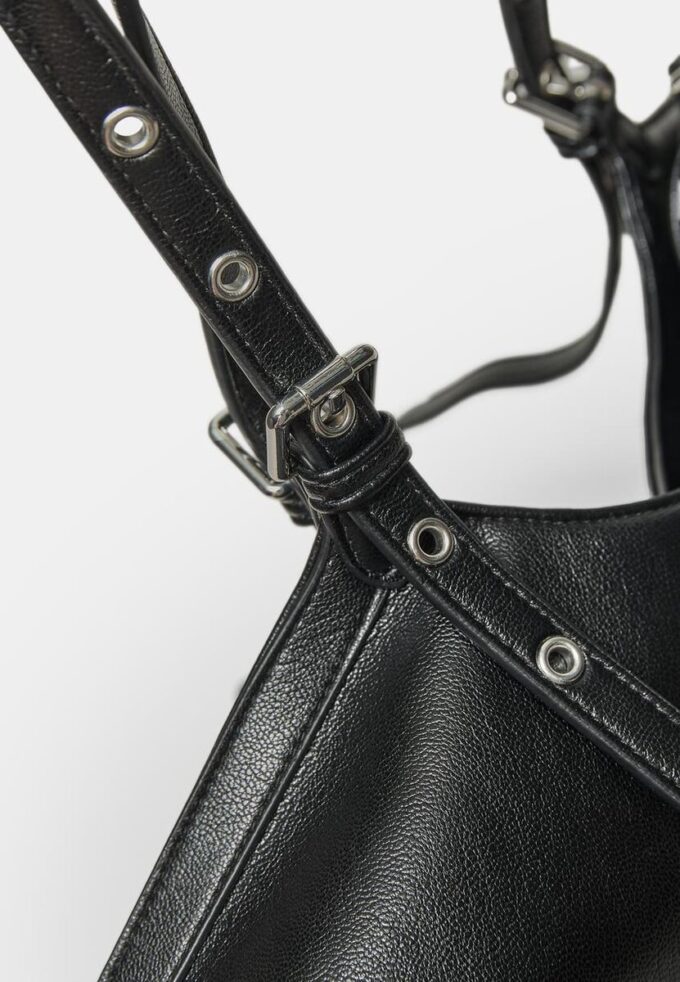 Bolso tote con detalle de mini hebilla