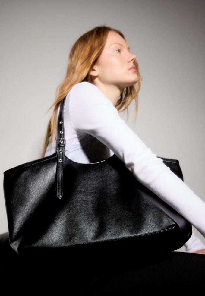 Bolso tote con detalle de mini hebilla