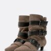 Botas de tacón bajo de piel con cinturón