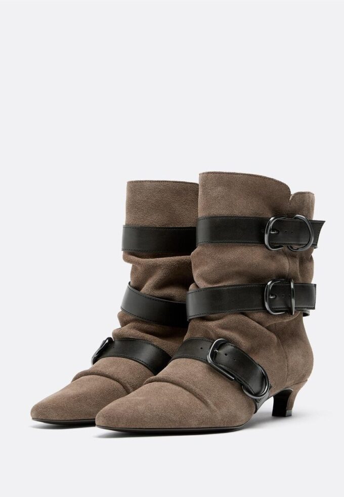 Botas de tacón bajo de piel con cinturón