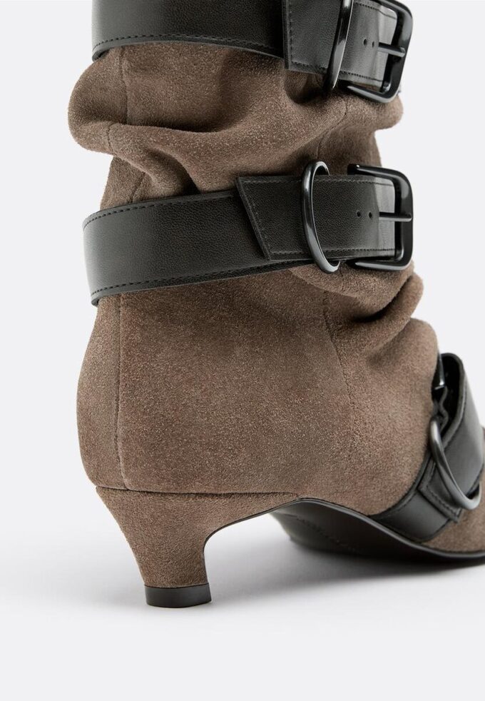 Botas de tacón bajo de piel con cinturón