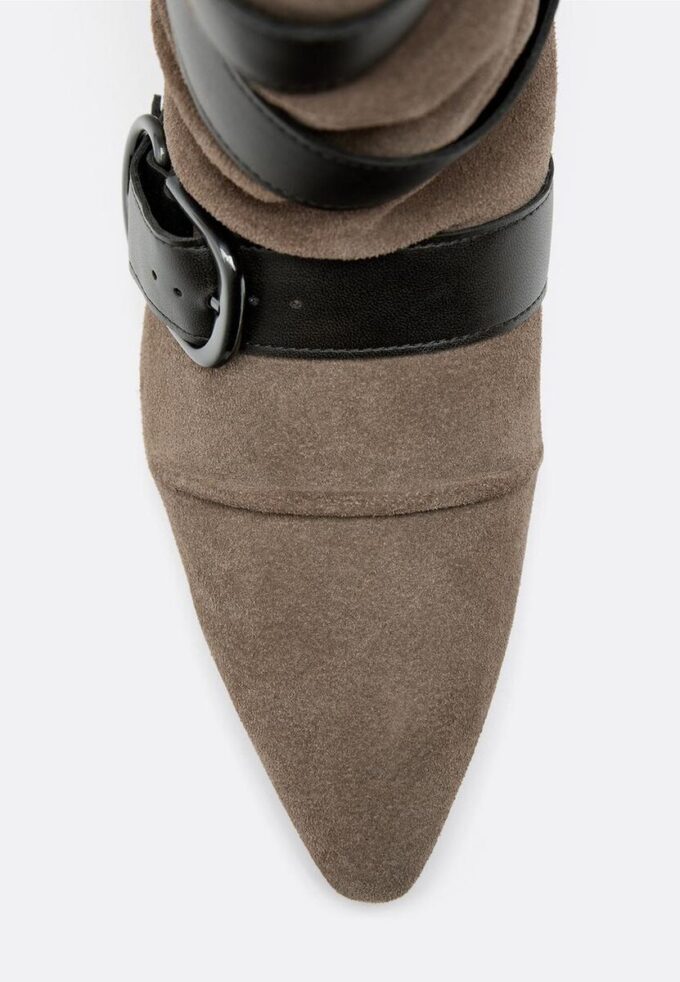 Botas de tacón bajo de piel con cinturón