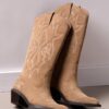 Botas vaqueras de piel serrada