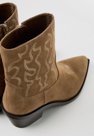 Botines de piel con tacón cowboy