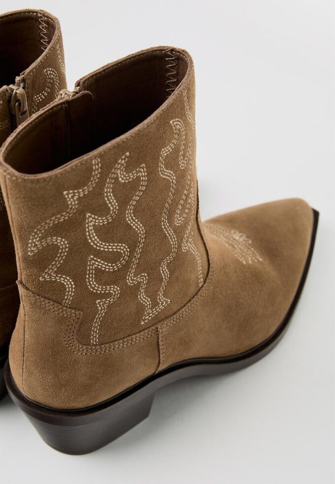 Botines de piel con tacón cowboy Botines de piel con tacón cowboy
