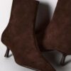 Botines de tacón de aguja de piel serrada