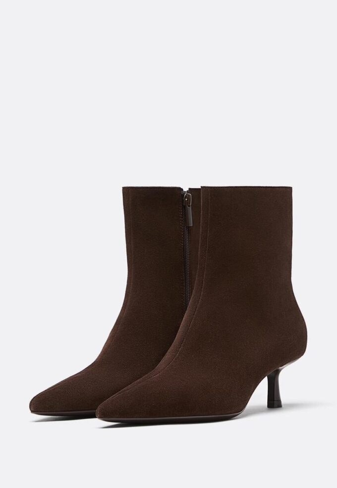 Botines de tacón de aguja de piel serrada