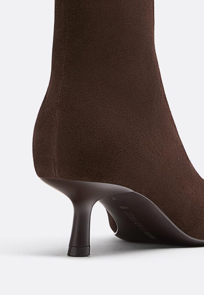 Botines de tacón de aguja de piel serrada