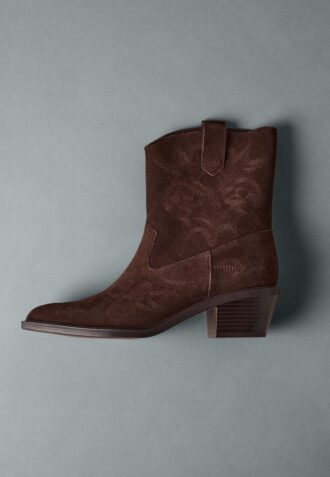 Botines vaqueros de tacón de piel de serraje Botines vaqueros de tacón de piel de serraje