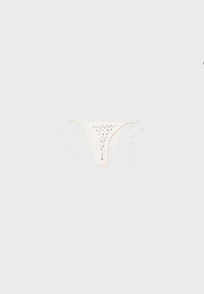 Braguitas de bikini brasileñas grandes con tachuelas Braguitas de bikini brasileñas grandes con tachuelas