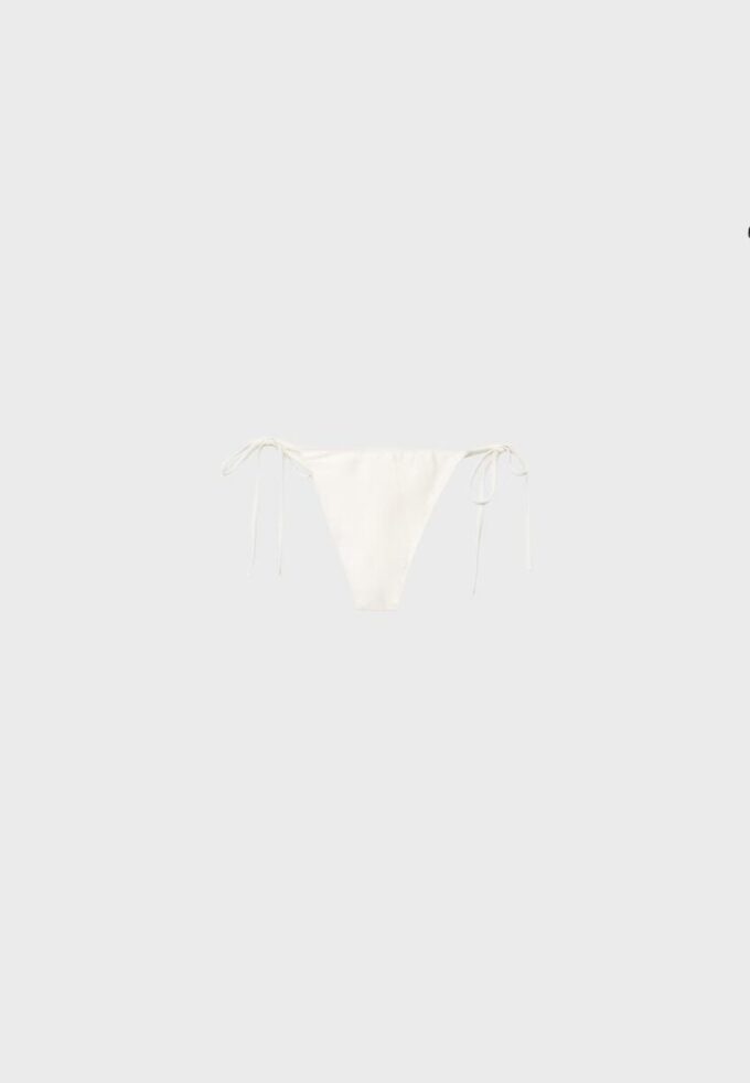 Braguitas de bikini brasileñas grandes con tachuelas Braguitas de bikini brasileñas grandes con tachuelas