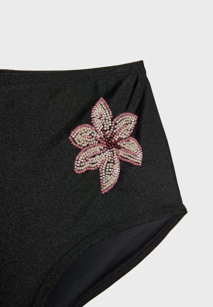 Braguitas de bikini tipo hotpant con flores bordadas Braguitas de bikini tipo hotpant con flores bordadas