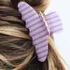 Broche de piel a rayas