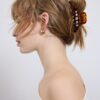 Broche de piel con tachuelas