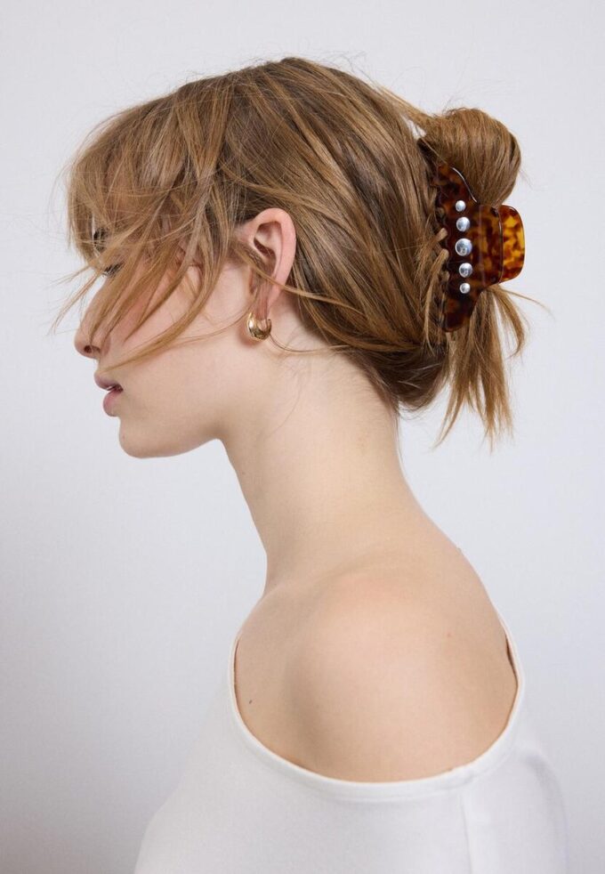 Broche de piel con tachuelas