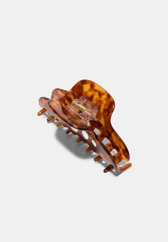 Broche de piel con tachuelas