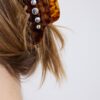 Broche de piel con tachuelas