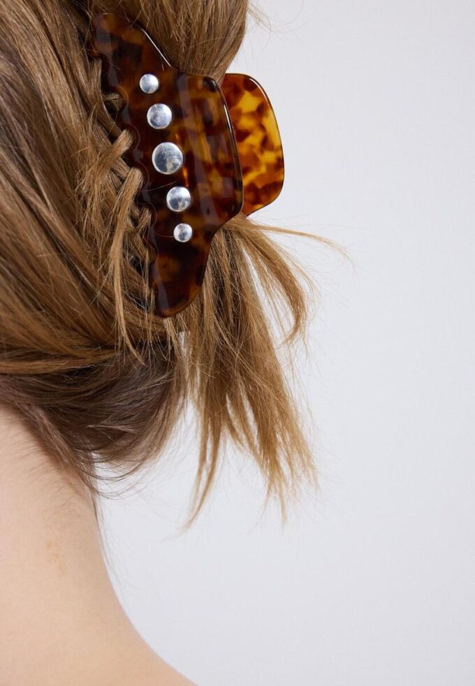 Broche de piel con tachuelas