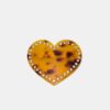 Broche de piel con tachuelas en forma de corazón