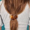 Broche de piel con tachuelas en forma de corazón