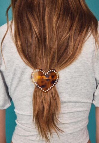 Broche de piel con tachuelas en forma de corazón