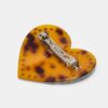 Broche de piel con tachuelas en forma de corazón