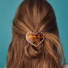 Broche de piel con tachuelas en forma de corazón