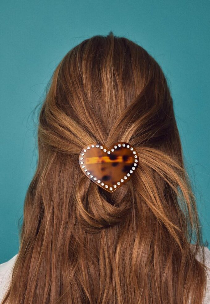 Broche de piel con tachuelas en forma de corazón