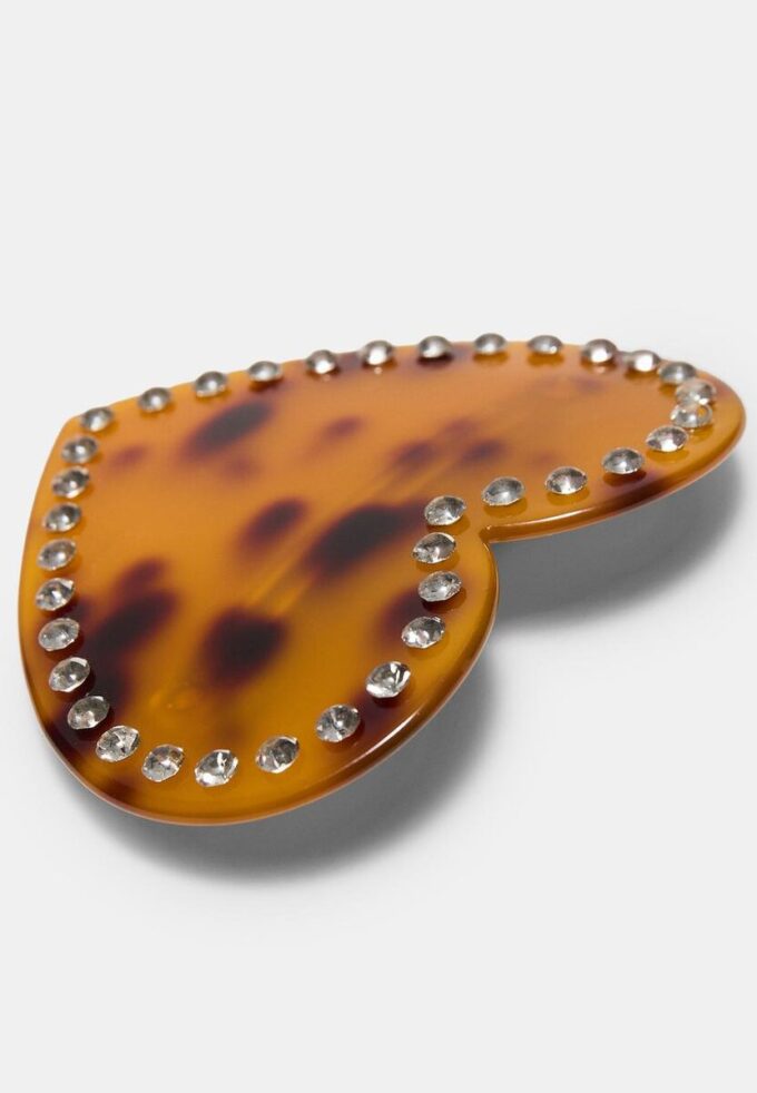 Broche de piel con tachuelas en forma de corazón