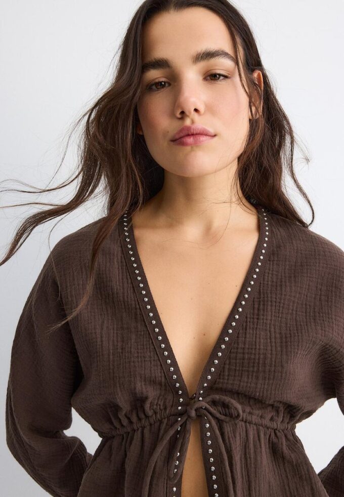 Camisa abierta con tachuelas Camisa abierta con tachuelas