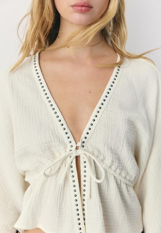 Camisa abierta con tachuelas Camisa abierta con tachuelas