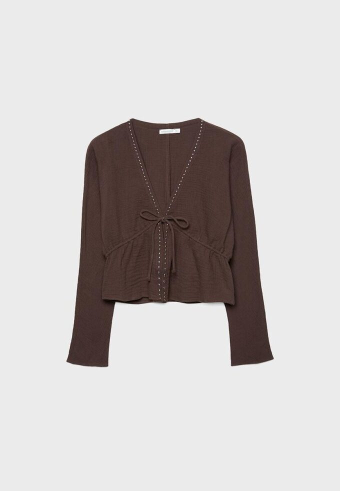 Camisa abierta con tachuelas Camisa abierta con tachuelas