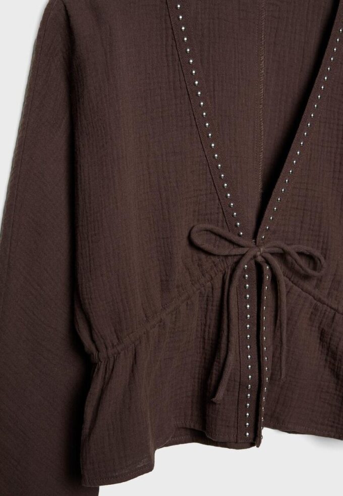 Camisa abierta con tachuelas Camisa abierta con tachuelas