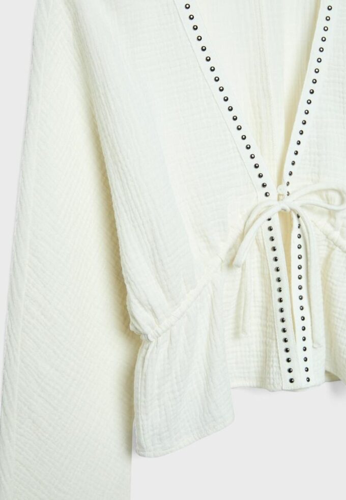 Camisa abierta con tachuelas Camisa abierta con tachuelas