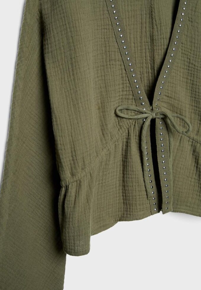 Camisa abierta con tachuelas Camisa abierta con tachuelas